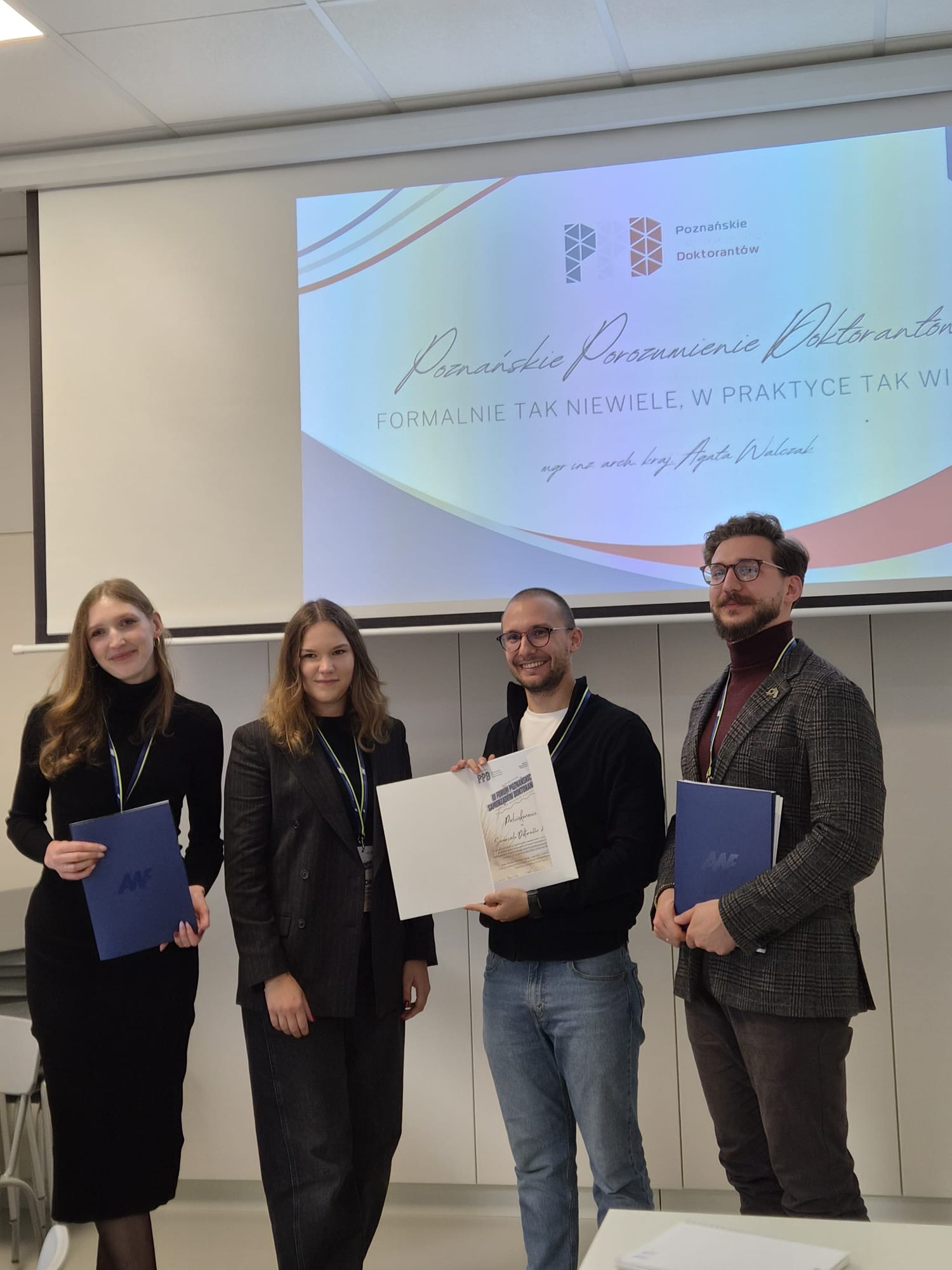 http://Czterech%20przedstawicieli%20Zarządu%20Poznańskiego%20Porozumienia%20Doktorantów%20podczas%20III%20Forum%20w%20Ustroniu%20Morskim,%20na%20tle%20prezentacji%20PPD.