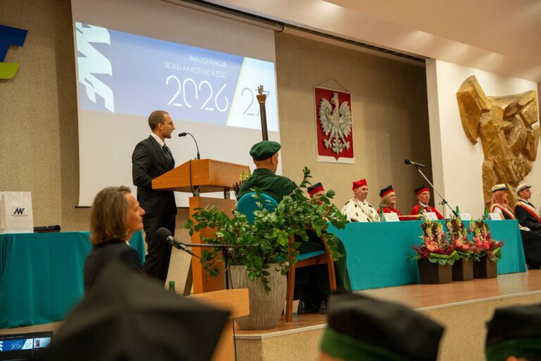 Przedstawiciel Samorządu Doktorantów AWF Poznań przemawia podczas inauguracji roku akademickiego 2026/2027.