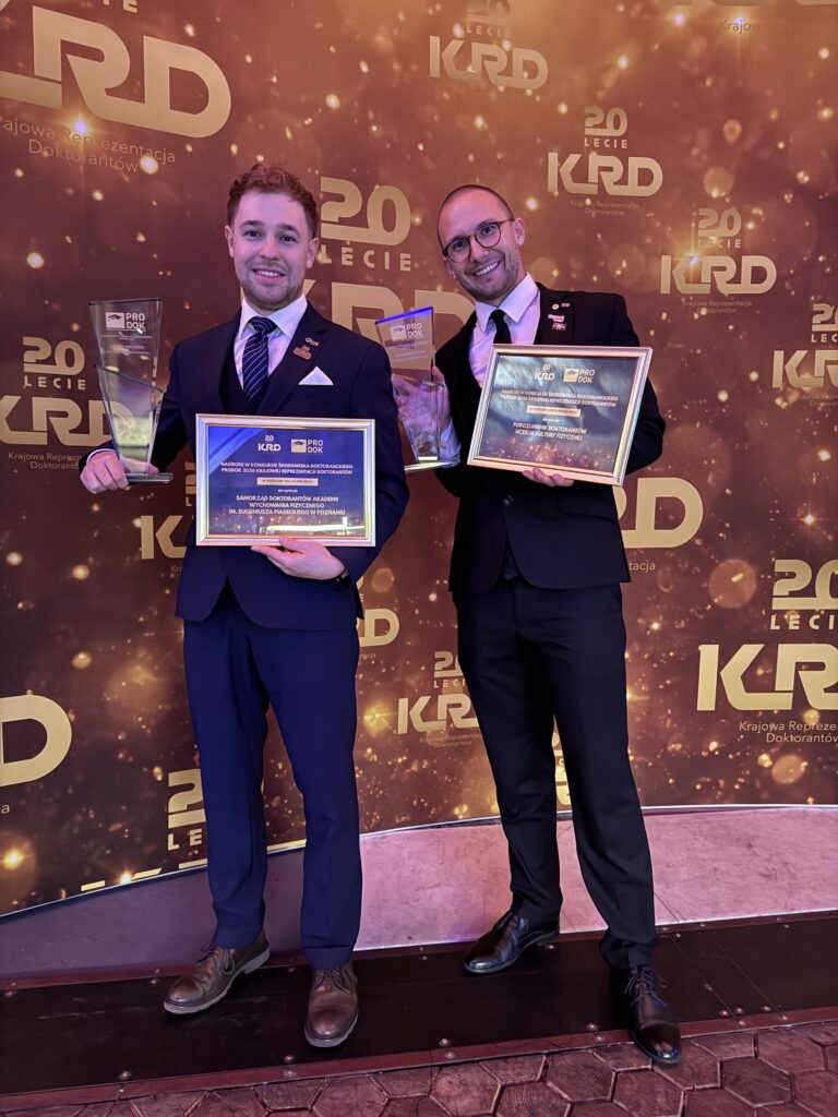 Jakub Adamczewski i Mikołaj Szymocha prezentują nagrody ProDok 2026 w kategoriach Inicjatywa Roku i Współpraca Roku podczas Gali XX-lecia KRD.